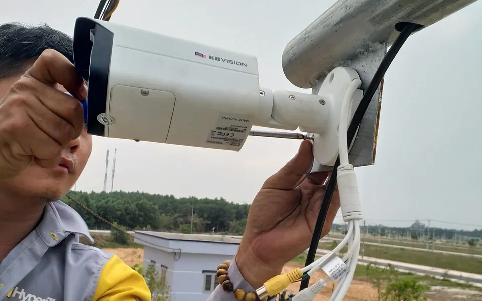 Kỹ thuật viên HyperTech lắp camera ngoài trời