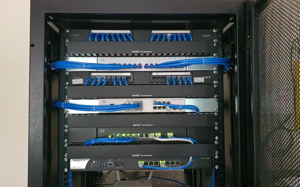 Tủ mạng, patch panel và switch do HyperTech thi công