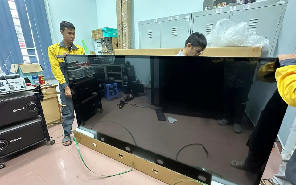 Bàn giao màn hình tương tác phòng họp – công trình ELV