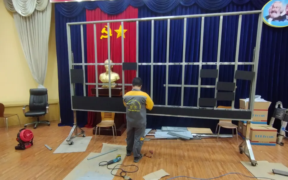 Lắp khung và module màn hình LED hội trường