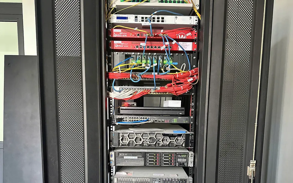 Tủ rack máy chủ và thiết bị lưu trữ tại công trình
