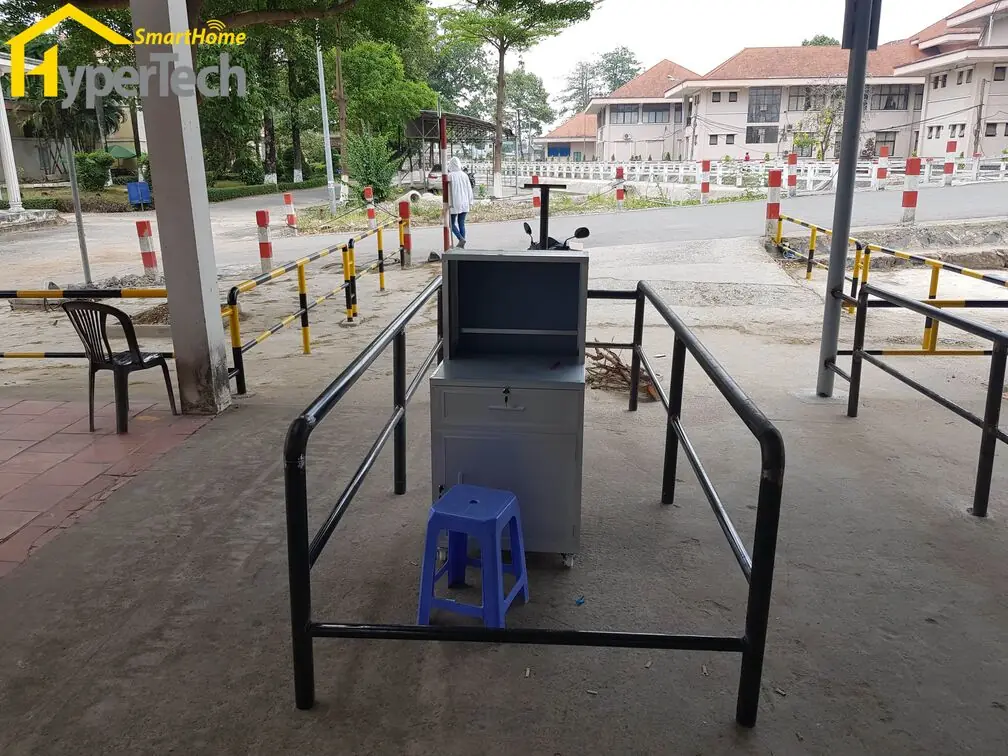 Máy tính, đầu đọc thẻ tại cổng bãi xe — Bãi giữ xe
