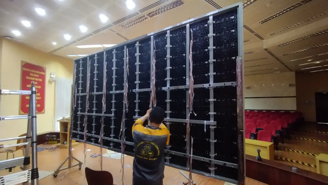 Lắp khung chịu lực trước khi gắn module — Tòa nhà DOFICO