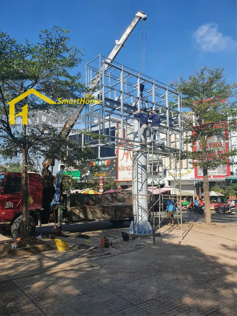 Cẩu dựng khung LED ngoài trời — LED ngoài trời – Chợ Quản Thủ