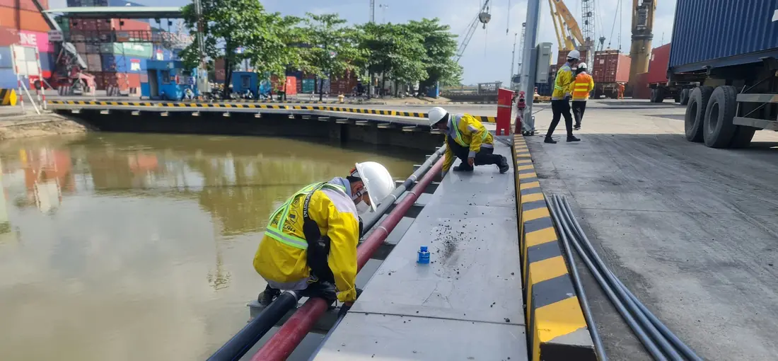 Kéo cáp dọc cầu tàu, môi trường ngoài trời — Cảng Đồng Nai