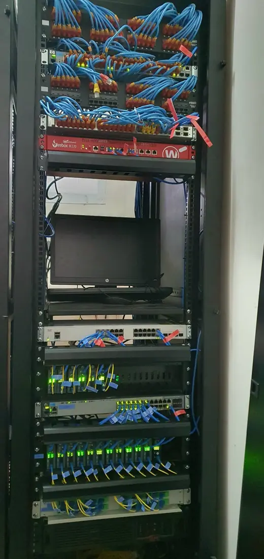 Tủ rack trung tâm sau bàn giao — Tòa nhà D2D