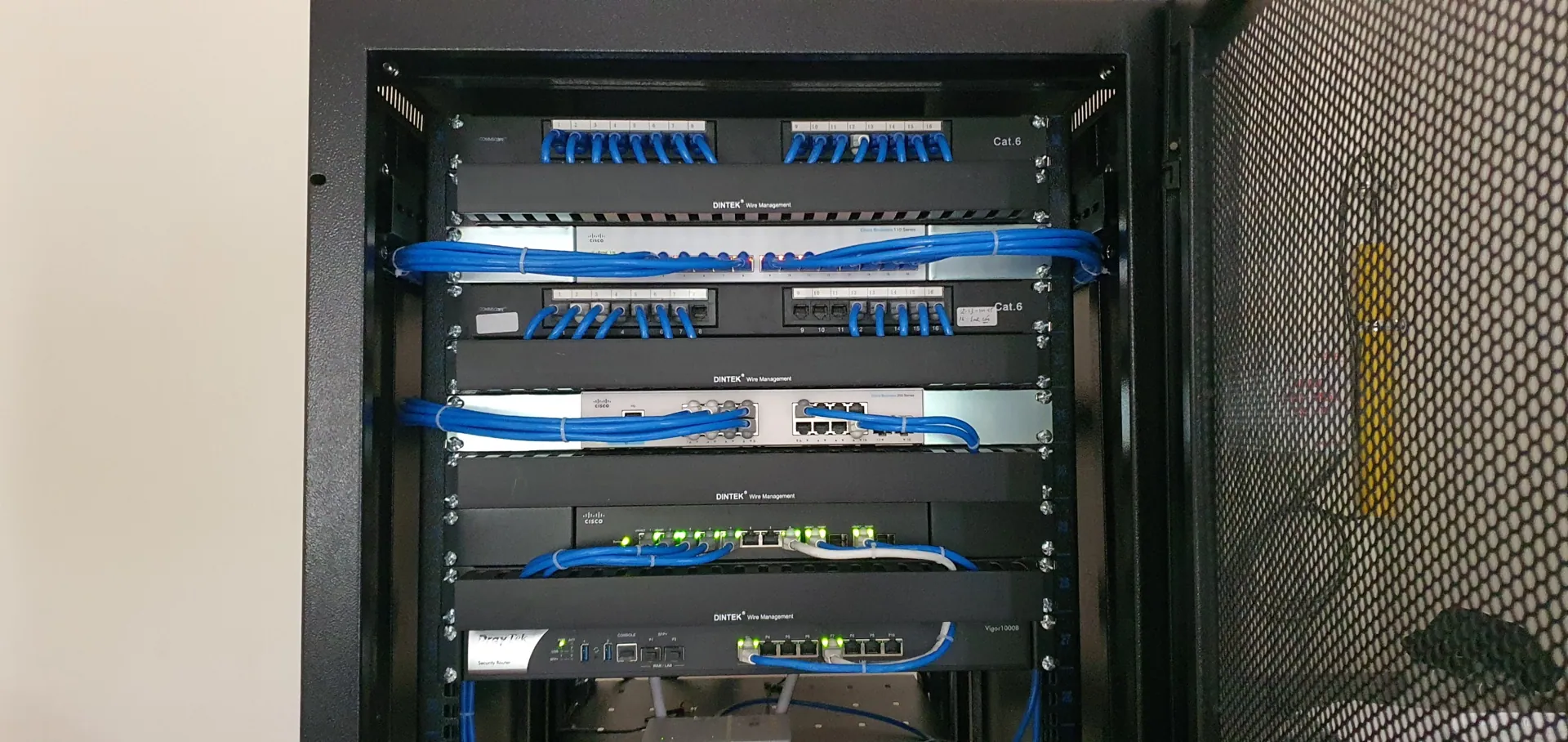 Hạ tầng mạng doanh nghiệp – tủ rack & đi dây chuẩn (Tòa nhà D2D)