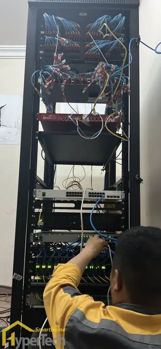 Hạ tầng mạng doanh nghiệp – tủ rack & đi dây chuẩn (Tòa nhà D2D)