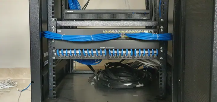 Hạ tầng mạng doanh nghiệp – tủ rack & đi dây chuẩn (Tòa nhà D2D)