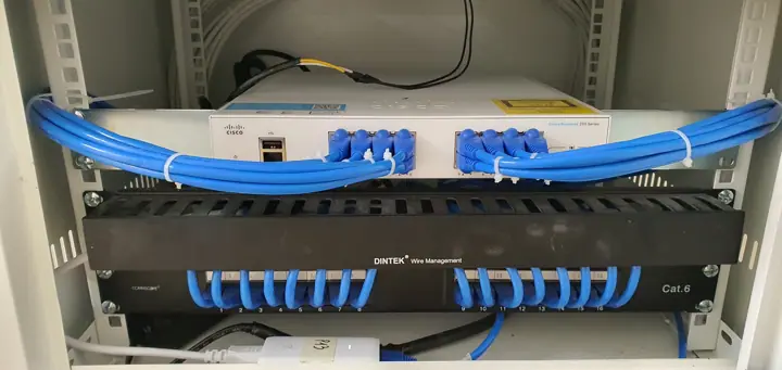 Hạ tầng mạng doanh nghiệp – tủ rack & đi dây chuẩn (Tòa nhà D2D)