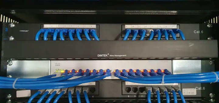 Hạ tầng mạng doanh nghiệp – tủ rack & đi dây chuẩn (Tòa nhà D2D)